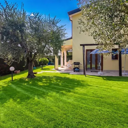Casa Zini- With Shared Pool & Garden - Happy *